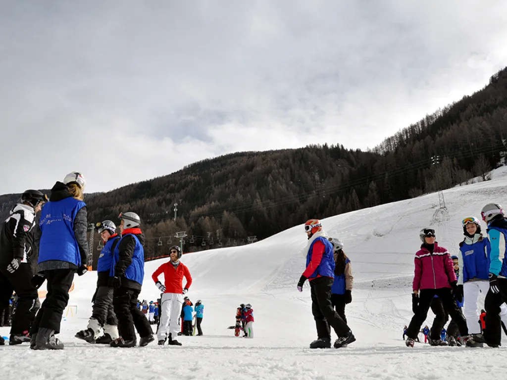 Skigruppe verteilt sich auf der Übungswiese.